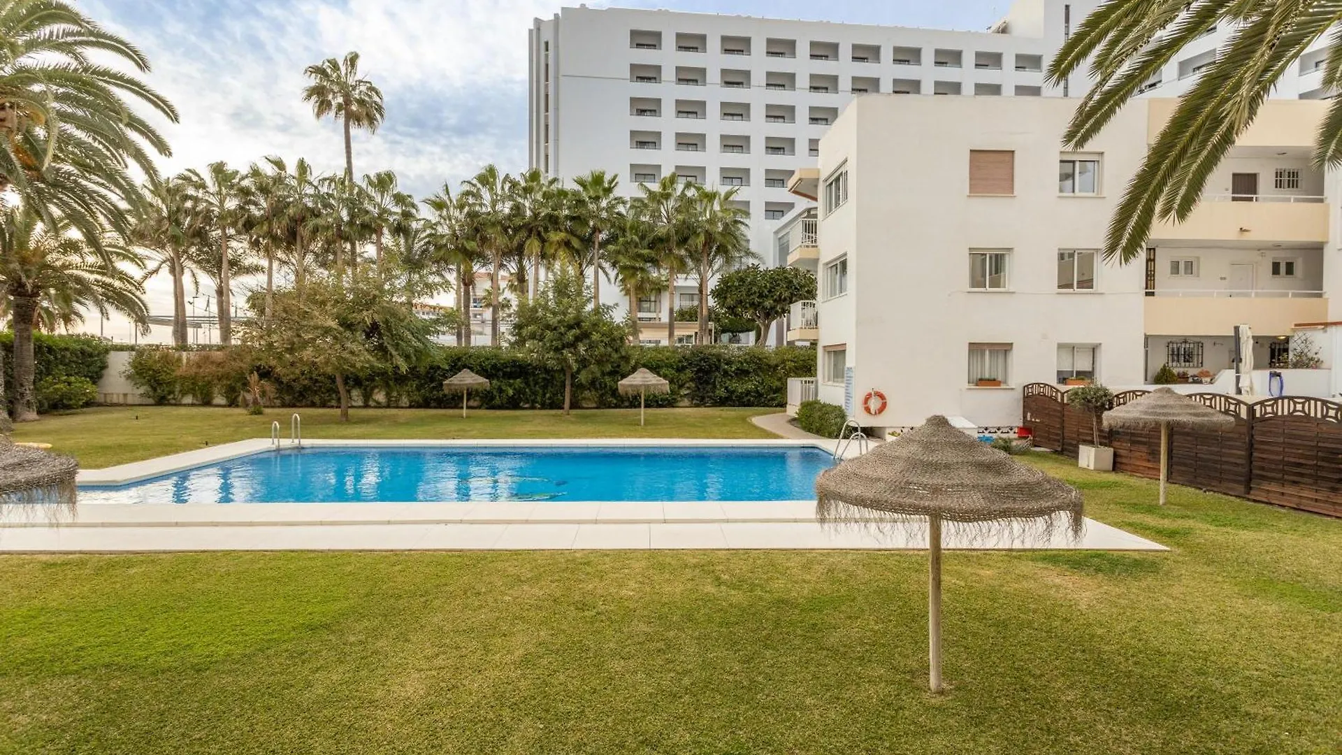 A410 Frontlilne Apartment Nerja