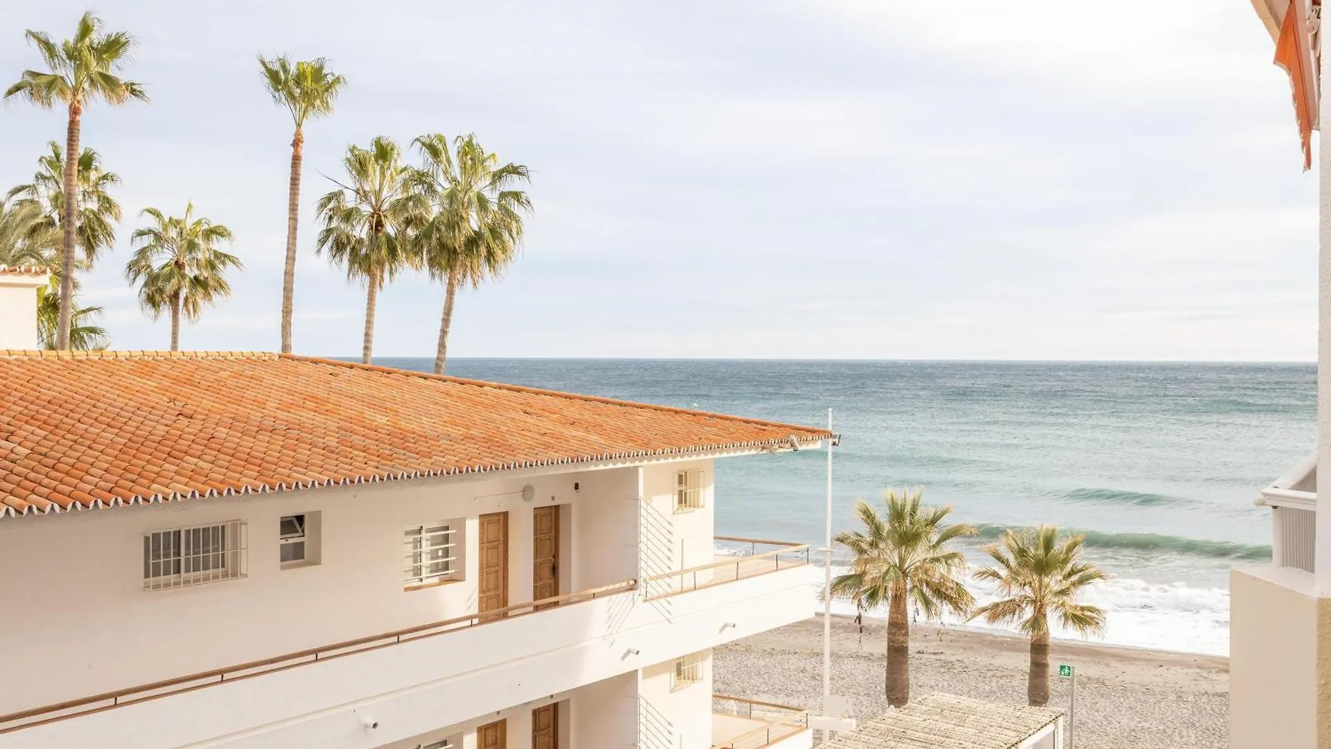A410 Frontlilne Apartment Nerja